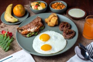 petit déjeuner servit à l'hôtel the Nanee au cœur de l'ancienne cité impériale de Bhaktapur