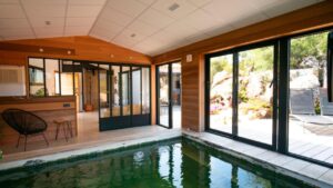 petite piscine privée intérieure pour un séjour romantique en amoureux dans le sud de la Corse