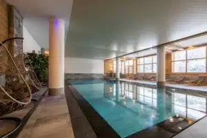 piscine intérieure de l'espace bien-être incluant également hammam, sauna et jacuzzi