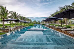 piscine de l'hôtel avec vue mer à l'hôtel Maia Resort Quy Nhon au Vietnam