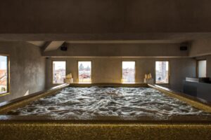 petite piscine sur le toit avec vue sur les toits de Venise à l'hôtel Nolinski Venezia