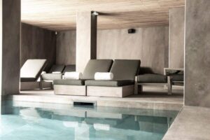 piscine intérieure au spa de l'hôtel avec sauna, hammam, massages et soins