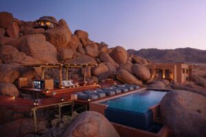 piscine extérieure dans le désert à l'hôtel Zannier Sonop dans le désert de Namibie