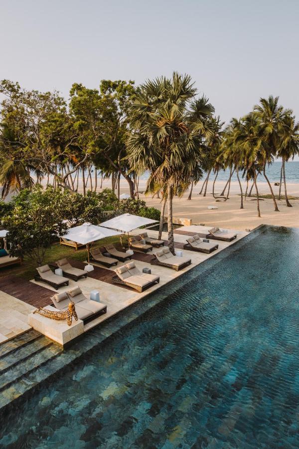 piscine extérieure au bord d'une immense plage de sable blanc au Sri Lanka