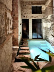 une piscine privée d'une suite de l'hôtel