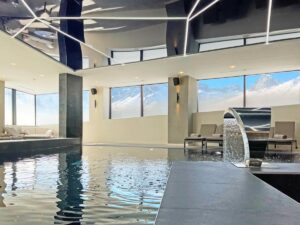 piscine intérieure avec vue sur les montagnes