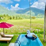 piscine privée et vue panoramique sur les montagnes et les rizières au Coconut Escapes au Sri Lanka