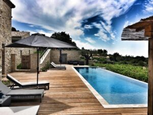 piscine extérieure chauffée et privée dans une villa 6 chambres à louer dans le Vaucluse