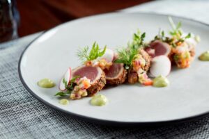 plat servi au restaurant de l'hôtel dans la formule tout compris (all inclusive)