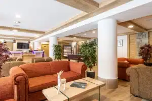 réception et salon commun avec billard dans la résidence 4* CGH & Spa LeLodge des Neiges à Tignes Les Boisses