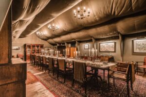 salle à manger de l'hôtel où le dîner 5 plats est servi chaque soir