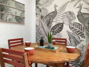 espace repas de l'appartement 2 chambres donnant sur le patio