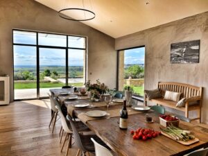 salle à manger pour 16 personnes avec vue sur la piscine et les vignes
