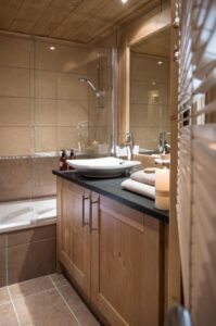 salle de bain d'un appartement dans la résidence 4* CGH & Spa LeLodge des Neiges à Tignes Les Boisses