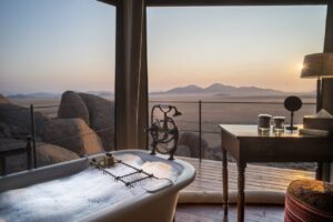 salle de bian d'un lodge ouverte sur le désert à l'hôtel Zannier Sonop dans le désert de Namibie