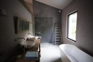 salle de bain avec baignoire et douche