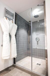 salle de douche d'une chambre