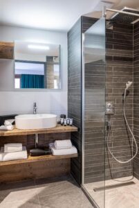 salle de douche d'une chambre