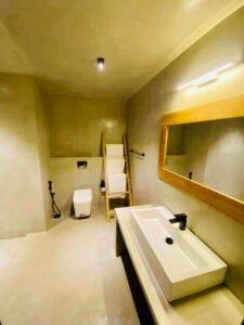 salle de douche du lodge