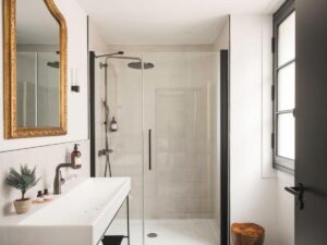 salle de douche d'une chambre de l'hôtel