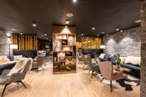 salon cosy et cocooning au bar de l'hôtel 4* les tetras lodge dans la station de ski de Tignes les Brévières