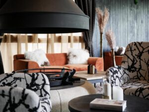 salon détente avec feu de cheminée à l'hôtel 5* Le Diamond Rock à Tignes le Lac
