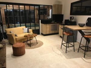 séjour avec kitchenette, espace repas et coin salon dans la maison d'hôtes