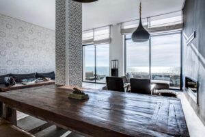 lounge avec cheminée et vue mer