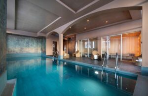 piscine de la résidence avec hammam, sauna, massages et soins