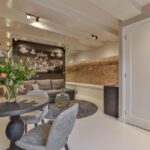 Salon et espace repas de la suite De Heren - Luxury Canal Suite au centre-ville d'Amsterdam dans le quartier des canaux