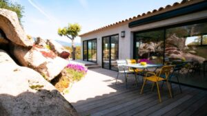 terrasse de la maison d'hôtes A Camerina dans le sud de la Corse