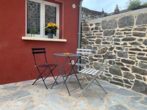 petite terrasse des appartements 1 chambre de la Maison du Port, airbnb à Plérin