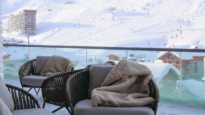 terrasse avec vue sur les pistes de ski de Tignes le Lac
