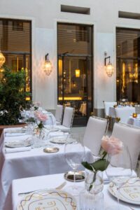 terrasse d'un des deux restaurants de l'hôtel Nolinski Venezia