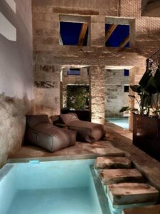 terrasse avec transat à l'hôtel Amalen Suite de Réthymnon