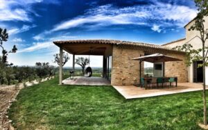 2 des terrasses de la villa avec espace repas d'un côte et espace détente de l'autre