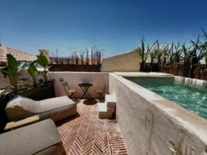 piscine privée d'une suite sur un toit terrasse