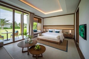 intérieure d'une villa classique avec une chambre à l'hôtel Maia Resort Quy Nhon au Vietnam
