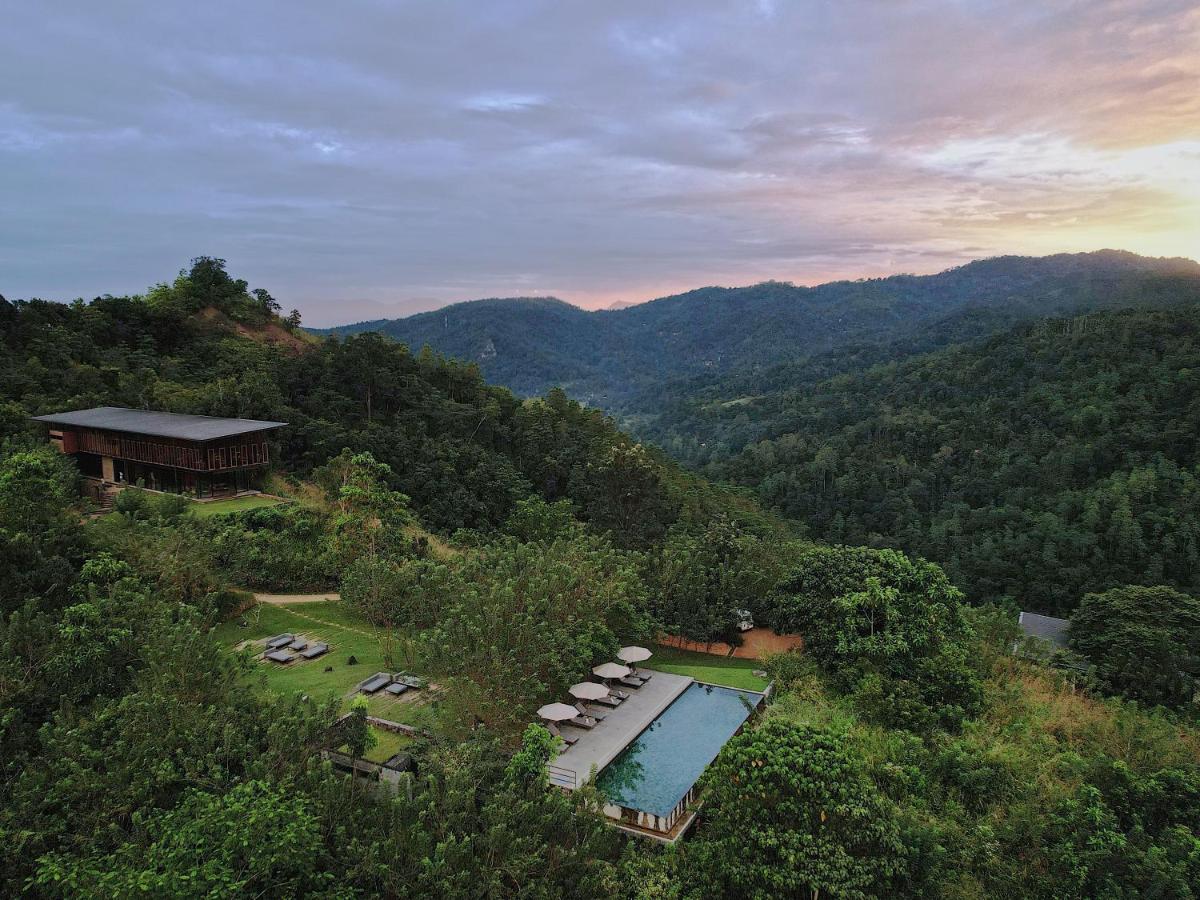 vue aérienne avec piscine extérieure dans les montagnes de l'hôtel Santani Welleness Resort au Sri Lanka