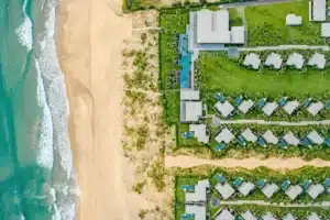 vue aérienne de l'hôtel et de la plage où les chambres sont des villas individuelles