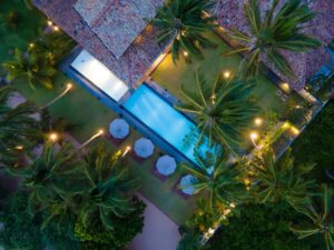 vue aérienne du jardin et de la piscine de l'hôtel Villa Thamburu à Bentota au Sri Lanka
