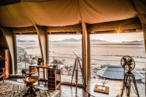 vue d'une des chambres d'un lodge à l'hôtel Zannier Sonop dans le désert de Namibie
