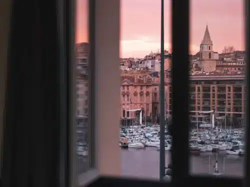 vue sur le Vieux Port depuis l'hôtel Maison du Monde Hôtel et Suites Marseille Vieux Port