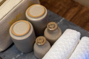 produits d'accueil dans les salles de douche à l'hôtel the Nanee au cœur de l'ancienne cité impériale de Bhaktapur