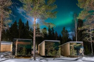 aurore boréale au-dessus des lodges du Kuuru Lakeside en Finlande