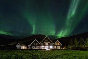 aurore boréale au-dessus du boutique hôtel Skalakot Manor Hotel en Islande