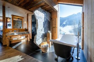 baignoire dans la salle de bain avec vue panoramique