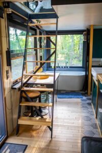 baignoire avec vue panoramique dans la Tiny House Inspire Tiny en sologne