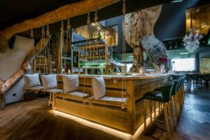 bar de l'hôtel qui accueille un DJ chaque fin de semaine