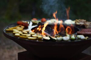 brasero barbecue pour le dîner sur la terrasse